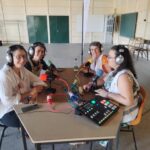 le studio de Radio Doué installé aux Raquins. Aurélie et Élodie, du centre socio-culturel sont interviewées