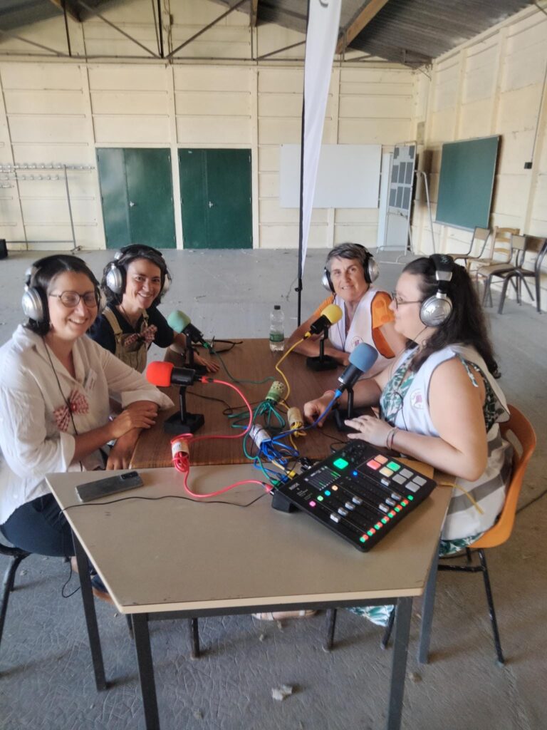 le studio de Radio Doué installé aux Raquins. Aurélie et Élodie, du centre socio-culturel sont interviewées